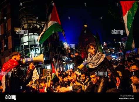 Manifestantes Palestinos Cantan Consignas Contra Israel Durante La