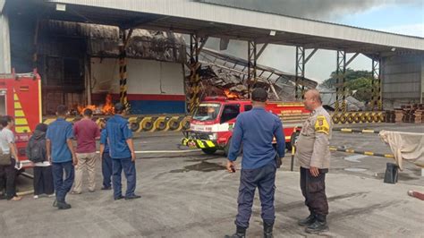 Olah TKP Kebakaran Pabrik Makaroni Di Tangerang Korsleting Mesin Oven