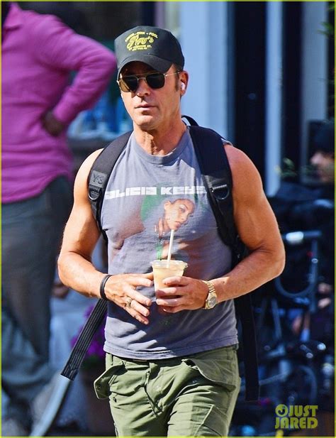 Justin Theroux Shows Off His Muscles During Day Out In London Photo