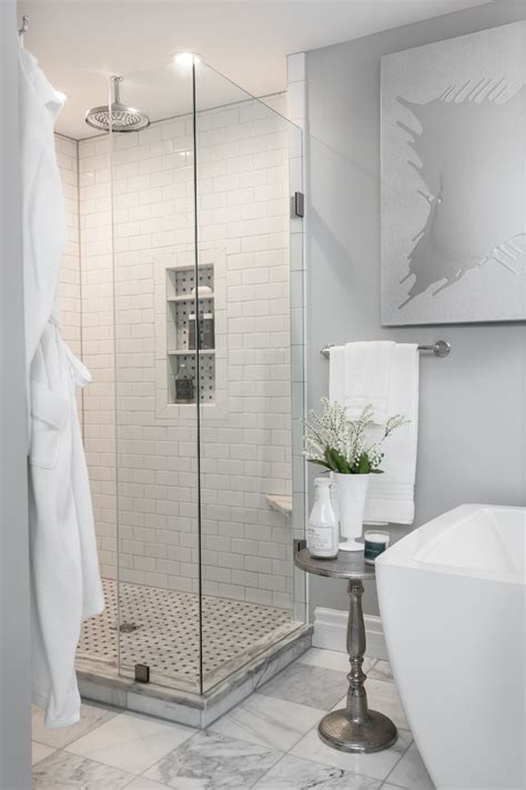 Large Shower With Subway Tile And Marble Floor Klassisch Badezimmer