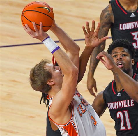 Clemson Men S Basketball Tigers Stay Unbeaten In Acc Down Cardinals