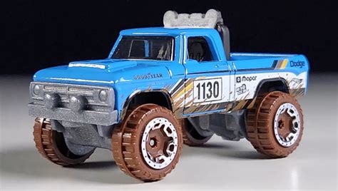 Машинка Базова Hot Wheels 70 Dodge Power Wagon Mud Studs 1 64 HKH76 Light Blue купити в