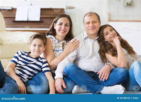 Portrait De Jeune Famille Heureuse Avec La Jolie Fille D Adolescent Et