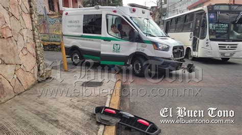 Impacta Ambulancia Del Imss A Un Autobús El Buen Tono