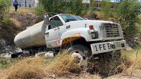 Cae camión a canal de riego