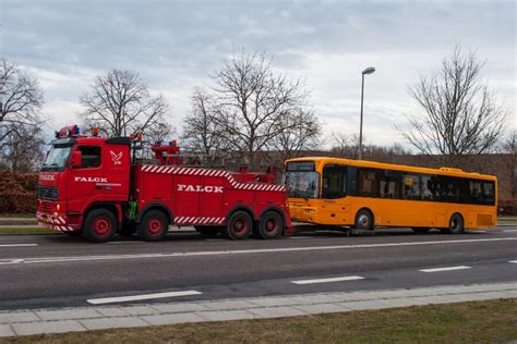 Wypadek lub awaria autokaru co zrobić Jaką pomoc wezwać MotoWiedza