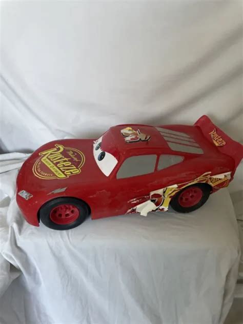 RARE DISNEY PIXAR Lightning McQueen Rusteze Plastique Jouet Voiture