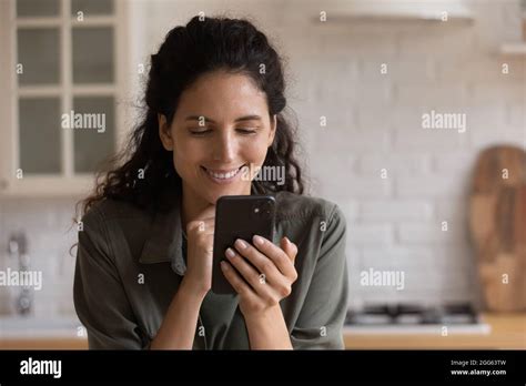 Junge Latina Frau Fotos Und Bildmaterial In Hoher Aufl Sung Alamy