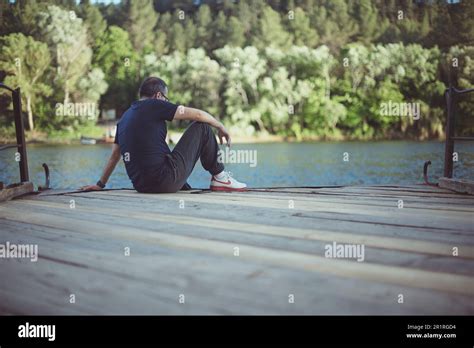 Persona mirando el rio fotografías e imágenes de alta resolución - Alamy