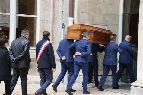 Mort De G Rard Collomb Les Images Mouvantes De Son Cercueil L