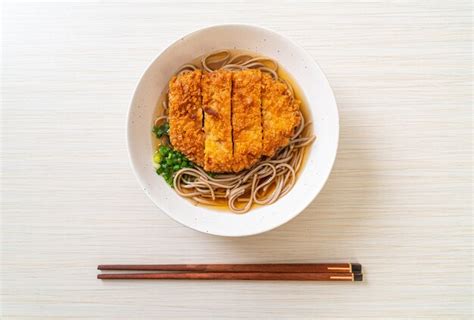 Fideos Soba Ramen Con Chuleta De Cerdo Frita Japonesa Tonkatsu Foto