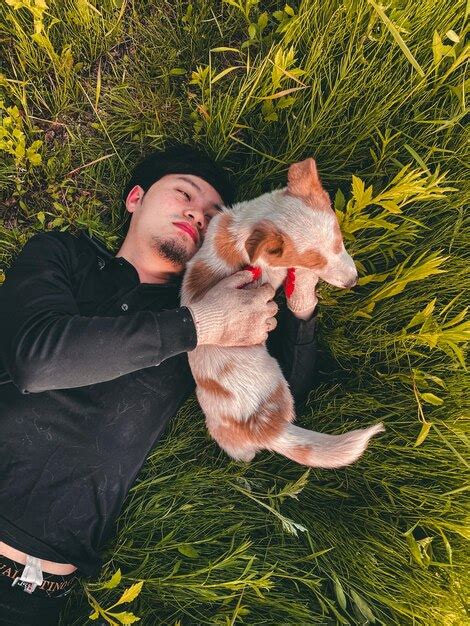 Hombre Con Perro Tendido En La Hierba Foto Premium