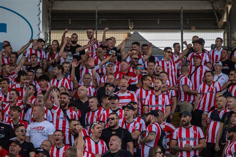 Kibice Cracovii na meczu ze Stalą Na trybunach w Mielcu pojawiła się