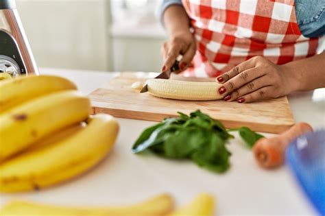 Premium Photo Hispanic Brunette Woman Preparing Fruit Smoothie At The