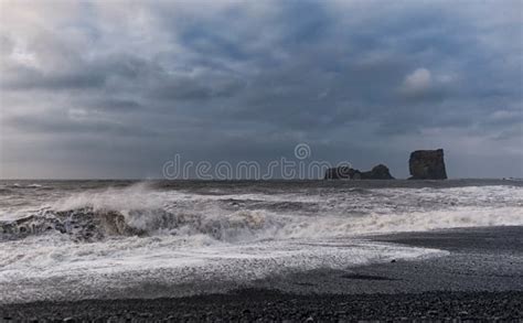 Czarna Piasek Plaża Reynisfjara W Iceland Ranku Oceanu Skały W Wodzie I