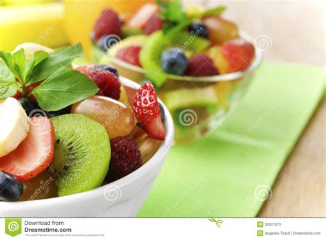 Salada De Fruto Saboroso Doce Na Bacia Imagem De Stock Imagem De