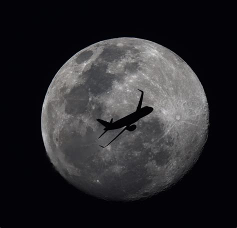 Un Photographe Qui Prend La Pleine Lune Capture Accidentellement La