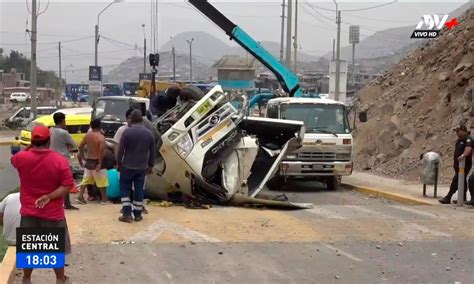 Camión termina dando varias vueltas de campana tras chocar contra un