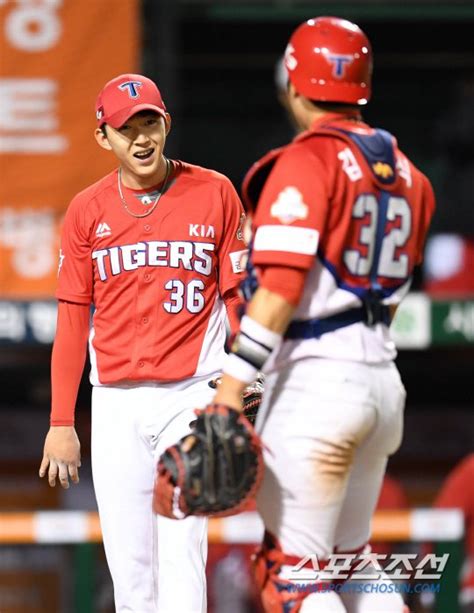 포토 박정수 김민식 만루위기 잘 넘겼어요~ 네이트 스포츠