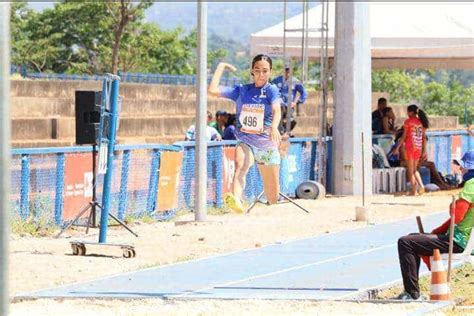 Atleta De Carna Ba Medalha De Prata Nos Jogos Escolares Da Fase