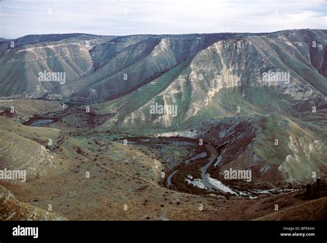 5303 Río Yarmuk y las montañas de Basán hoy en Siria Fotografía de