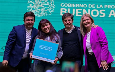 Kicillof entregó computadoras de Conectar Igualdad a estudiantes de La