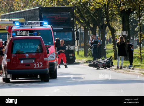 Police Et Ambulance Sur Les Lieux De L Accident Banque De Photographies