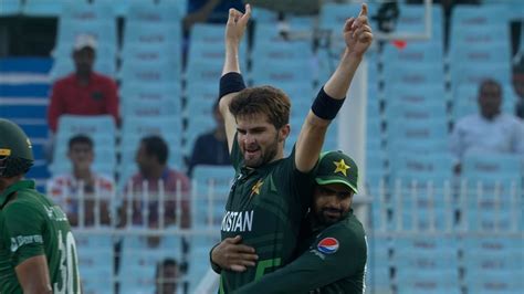 Shaheen Afridi Takes His Third Wicket Against Bangladesh Video