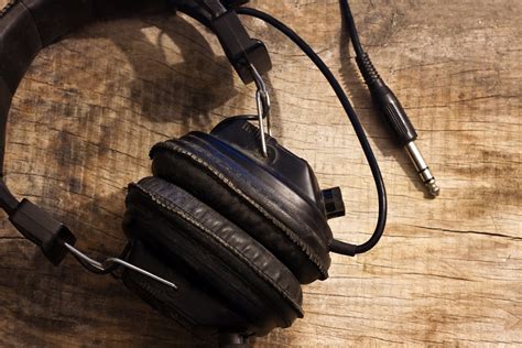 Buyers Guide to the Best Noise Cancelling Headphones • Soundproofing Tips