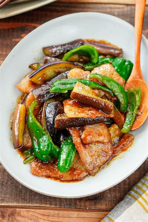 がっつり食べ応え！豚肉と茄子ピーマンの甘酢炒め By カリニ彩 食べ応え抜群！豚バラのジューシーな旨みを吸った茄子はとろーり旨旨♡ 少し加えた