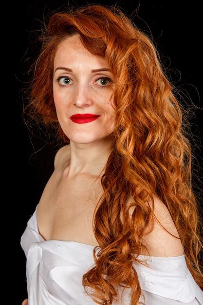 Hermosa Chica Con El Pelo Rojo En Una Camisa Blanca Y Un Sombrero Sobre