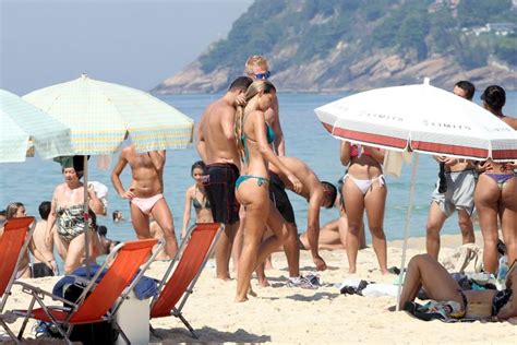 Yasmin Brunet Exibe Boa Forma Em Praia Do Rio De Janeiro