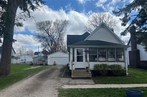 309 W Elm St Hoopeston Il 60942 Mls 6240887 Redfin