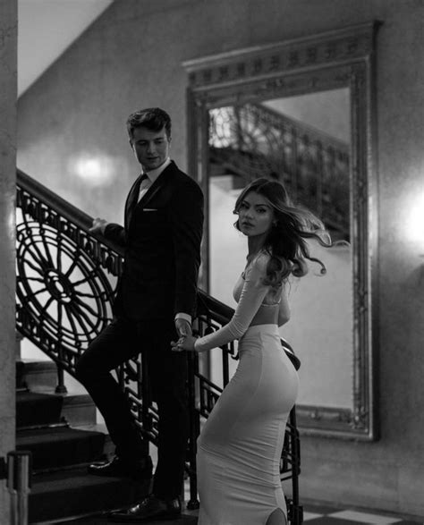 Pin By Hamine Abou Haikal On Pré Wedding In 2024 Engagement Photo Poses Wedding Photos Poses