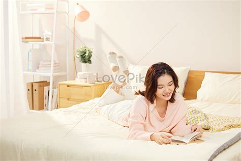 책을 읽고 침대에 누워 집 소녀 사진 무료 다운로드 Lovepik