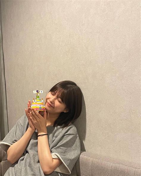 渡邉理佐さんのインスタグラム写真 渡邉理佐instagram 「25歳になりました たくさんのおめでとうをありがとうございます🌷 少し前