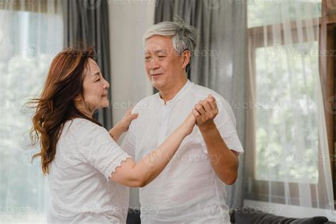 Pareja De Ancianos Asi Ticos Bailando Juntos Mientras Escuchan M Sica