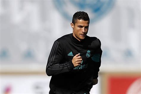 V Deos Cristiano Ronaldo Apanhado A Sair Do Centro De Treinos Do