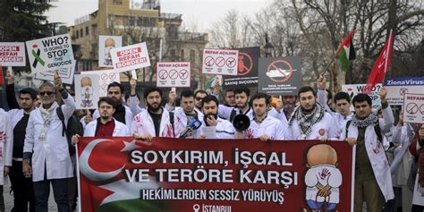 İstanbul da Doktorlar Gazze ye Saldırılara Sessiz Yürüyüşle Tepki Gösterdi