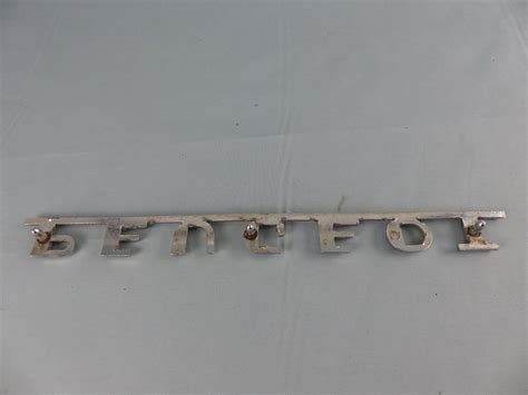 PEUGEOT GRAND embleme logo sigle monogramme hayon coffre en métal