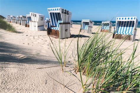 Escena De Playa Con Hierba Marram Y Sillas Desenfocadas En La Isla De