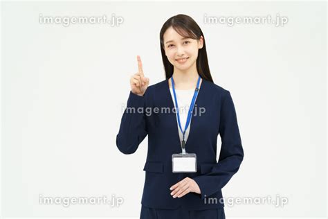 片手でポーズをするスーツ姿の日本人女性 （人物）の写真素材 208263896 イメージマート