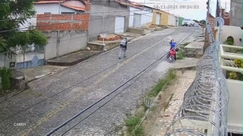 Homem Armado Usando Uniforme De Empresa Assalta Mulher E Rouba Moto Em