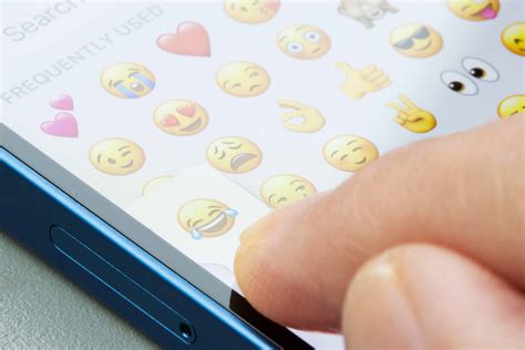 How to replace words with emojis in the Messages app [iPhone e iPad ...