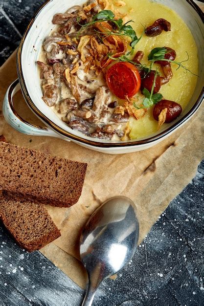 Stroganoff De Ternera Con Puré De Papas En Una Olla Vista Superior