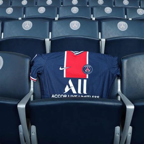 Les Nouveaux Maillots Du Psg Boycott S Par Les Ultras