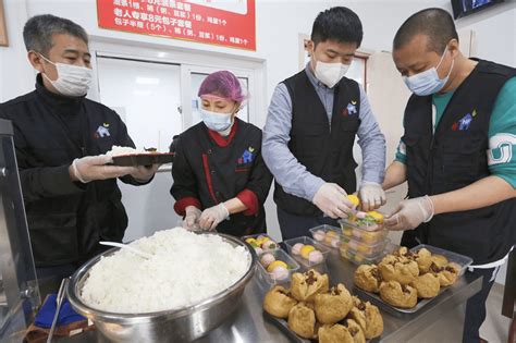 南苑街道“幸福餐桌”上线，让老人“暖胃”又“暖心” 搜狐大视野 搜狐新闻