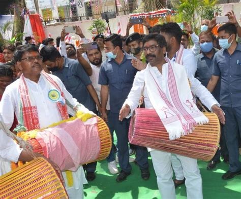 Sarhul Celebration रांची में सरहुल की धूम मुख्यमंत्री हेमंत सोरेन ने की पारंपरिक रीति रिवाज