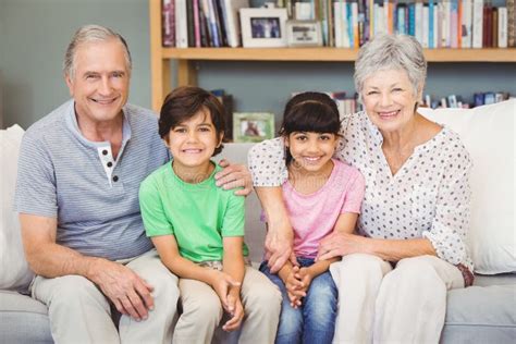 Netos Felizes As Av S No Sof Em Casa Foto De Stock Imagem De