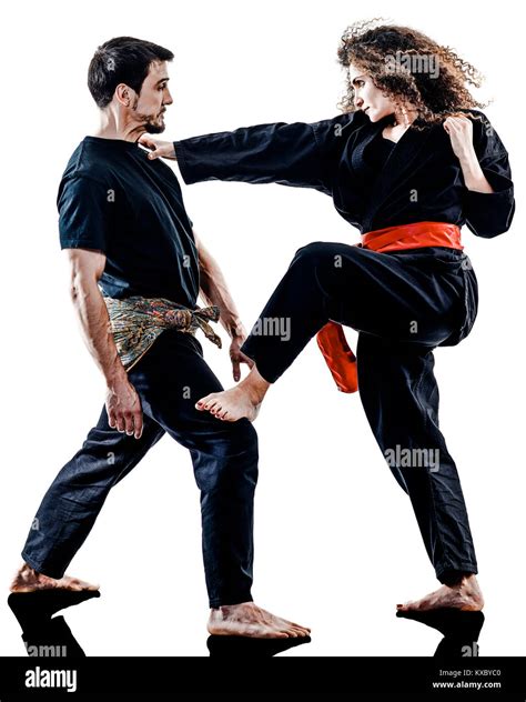 Una Mujer Cauc Sica Practicar Artes Marciales Kung Fu Pencak Silat En